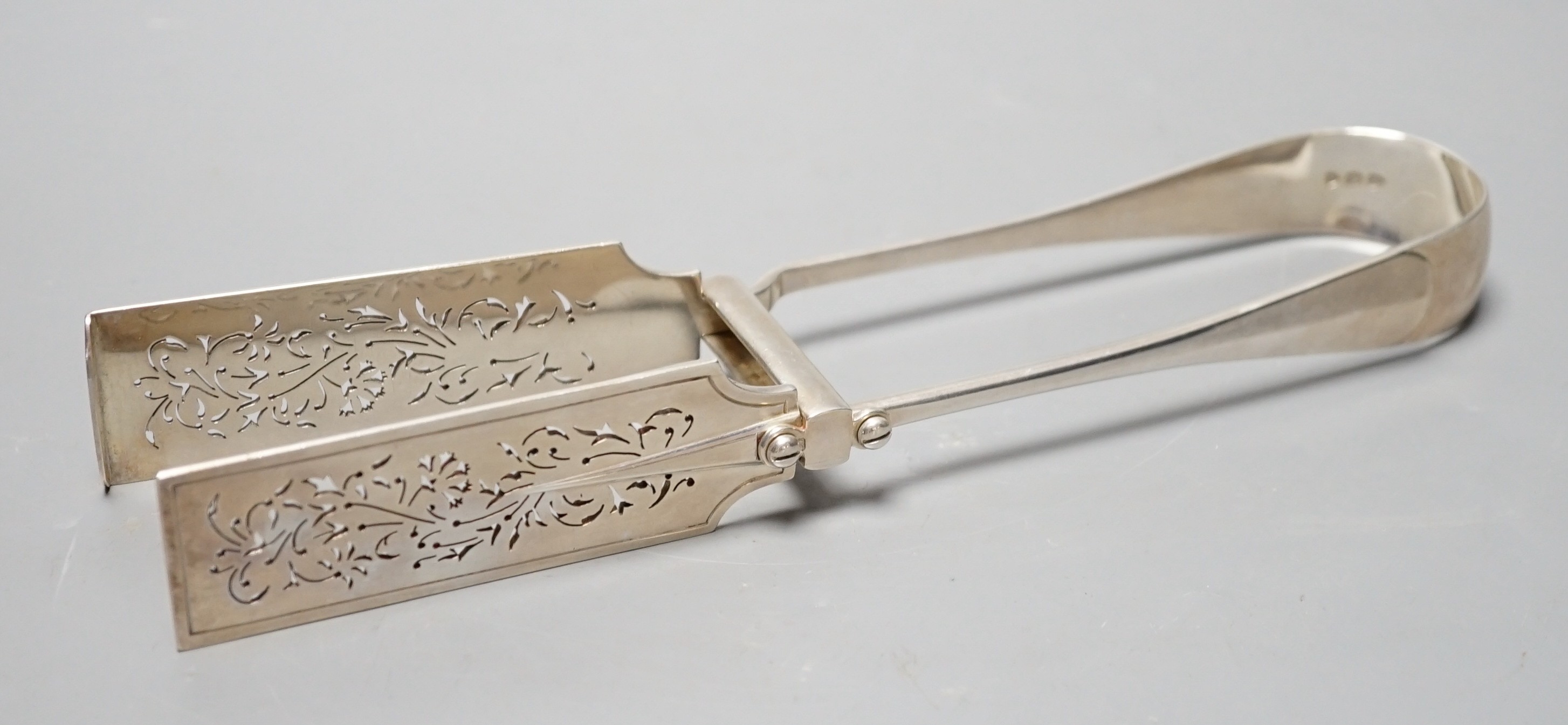 A pair of late Victorian silver rat tail pattern asparagus tongs, Lambert & Co, London, 1893, 24.6cm, 6.6oz.